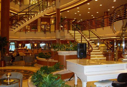 Detalle del Atrium con su piano blanco